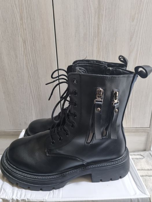 Продаются женские ботинки