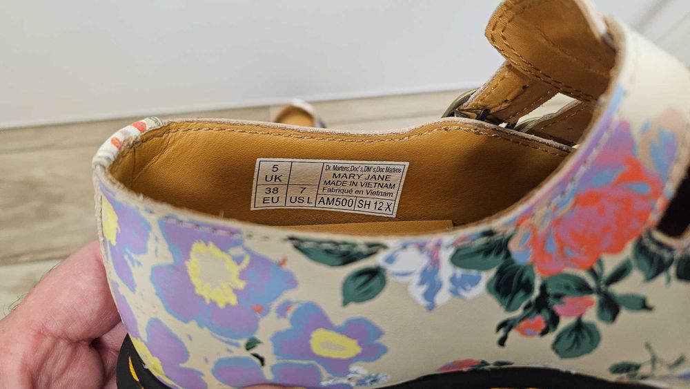 Дамски обувки Dr Martens номер 38, два чифта