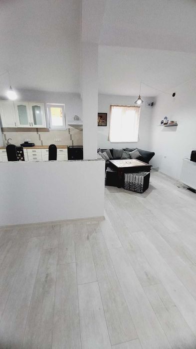 Persoana fizica inchiriez apartament la casa, zona centrala