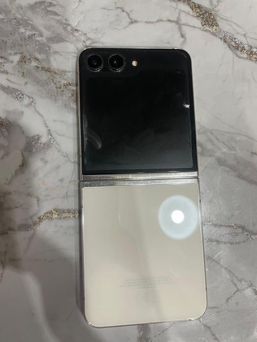 Самсунг Z Flip 5.  256 гб
