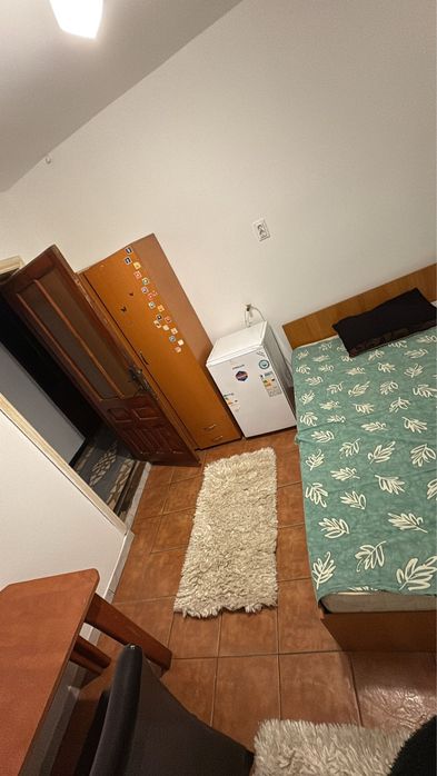 Inchiriez camera privata cu baia bucataria comun