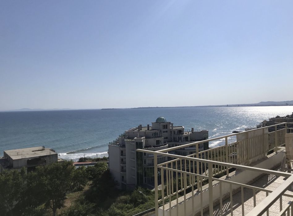 На брега на морето Влас Елените