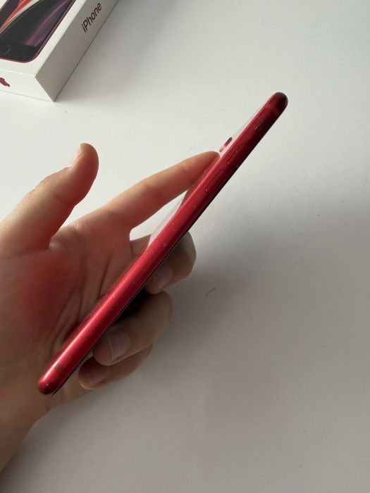 iPhone SE 2020 червен