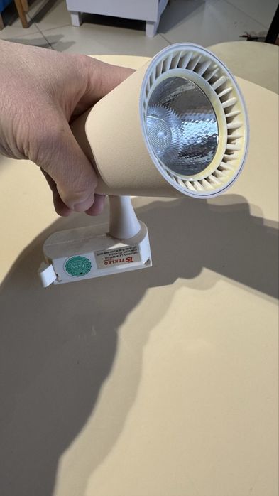 Продам трековые светильники