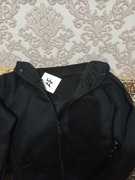 Толстовка на молнии.