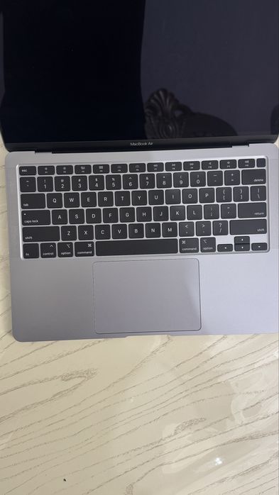 MacBook Air 13 (2020) / i3 / 8GB / 256GB / полный комплект!