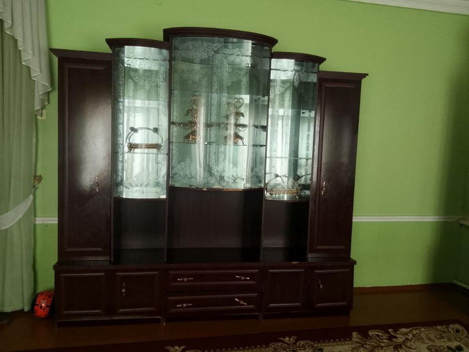 Stenka yangidek turibdi