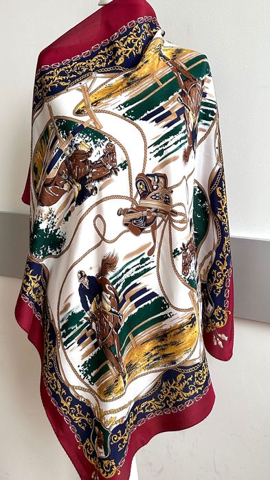 Разкошен копринен шал с ловни мотиви Made in Italy