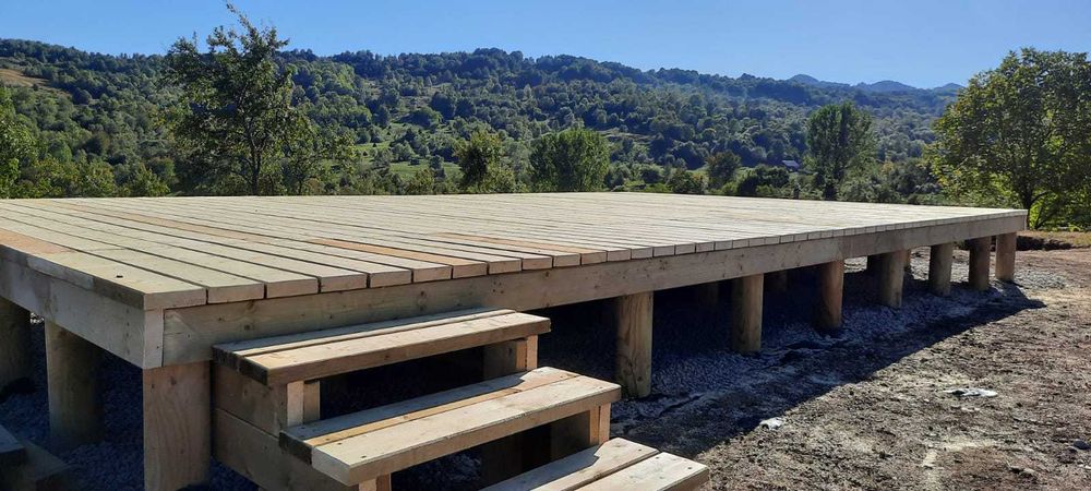 Platforme din lemn pe piloni pentru constructii, pontoane sau glamping