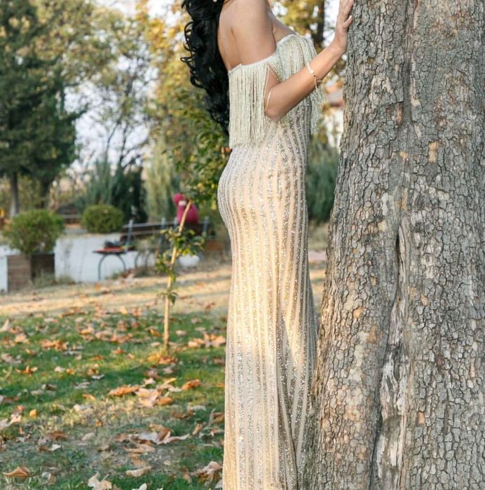 Златна бална рокля