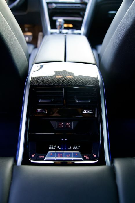 Vand/schimb BMW 850i / 61.000km / Carbon / interior M8 / swarovski