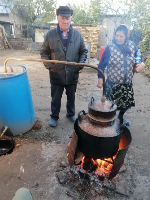 Vând cazan de țuică din cupru alimentar are 130 de litri cu fundu de 3