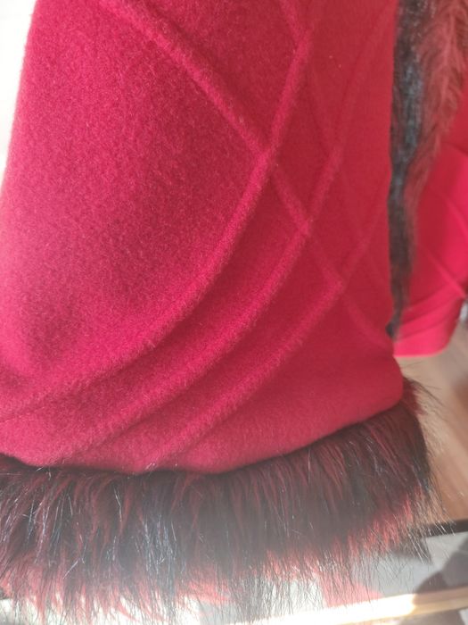 Scurtă roșie lână cu glugă marimea 42
