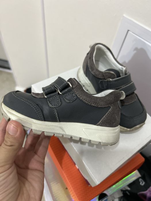 Продам детские кроссовки