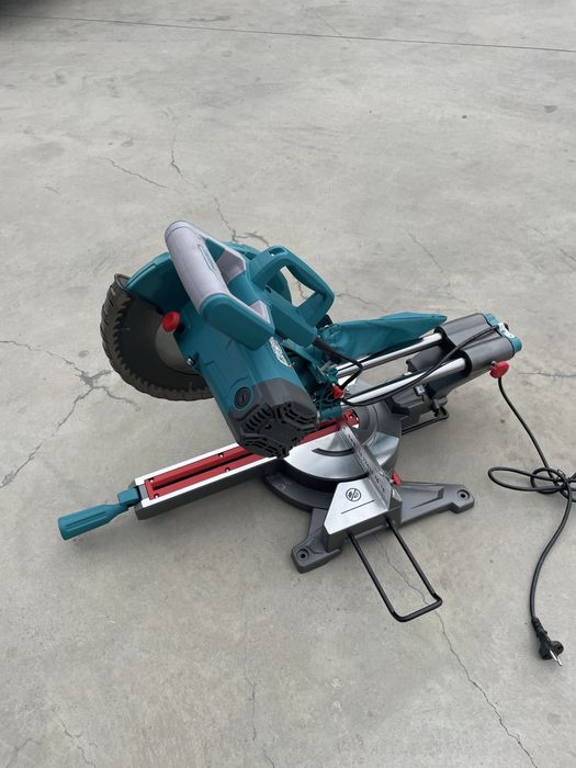 Fierastrau circular stationar TOTAL, 1800W 255mm