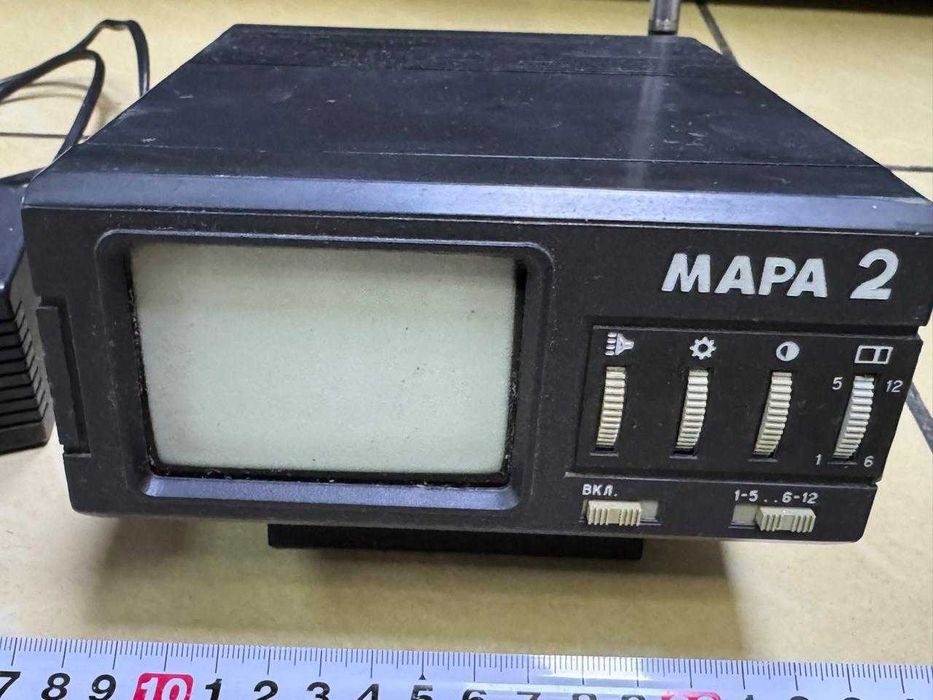 малогабаритный советский переносной чёрно-белый телевизор МАРА-2