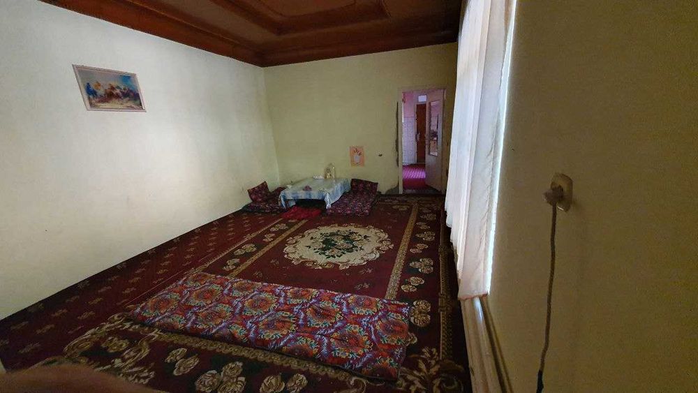 Срочно ховли уй сотилади. 13 хонадан иборат ЦЕНТРДА.