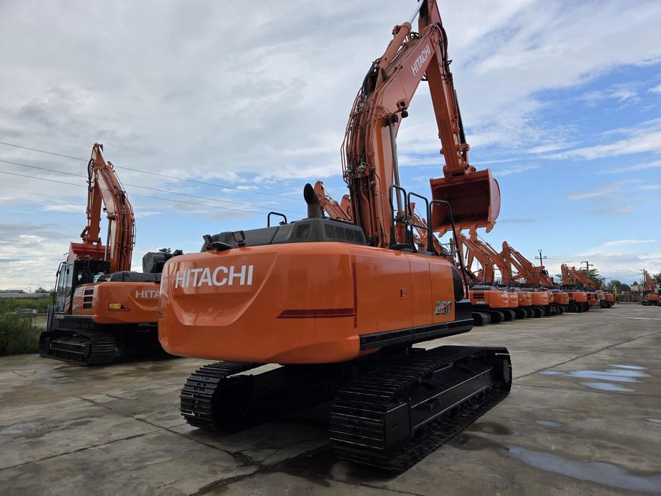 Hitachi ZX250-7, 27,6t, 2020, 6.815h, latime 2,99m, cupa NOUA 1,55mc, lant si papuci NOI, inst picon si inst rotire pe brate, camera spate, camere laterale, gresare automata, ad sapare 7m, ridica 15t, consum 13,1l/h, revizii facute, leasing 4ani-99.000 Eu