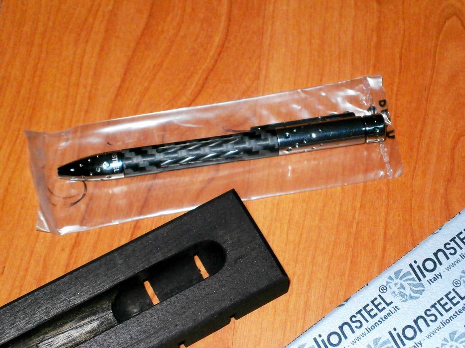 Pix Edc din titan LionSteel Nyala Carbon Fiber Grey Shine Titanium Pen