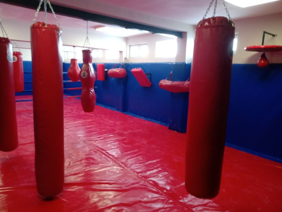 Здрав  тежък боксов чувал 180х33 см. 85-90 кг.5г.Гар. и на открито !