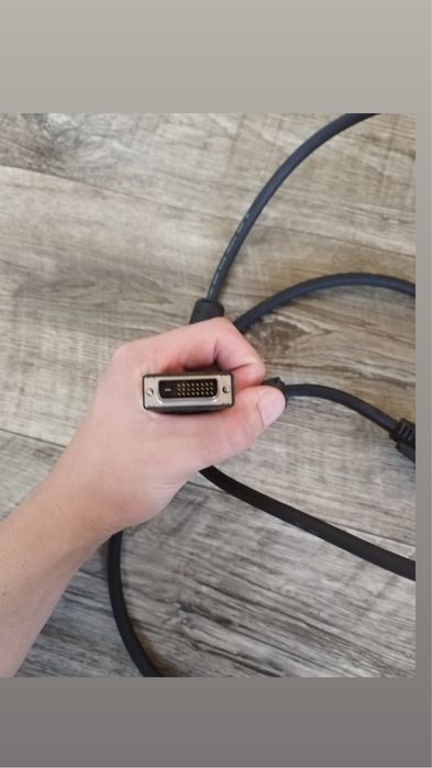2 cabluri se sursa, un calbu DVI-D si un alimentatir laptop Dell