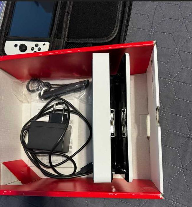 Nintendo Switch OLED + 3 jocuri Pokemon + folie + carcasa – stare foarte buna