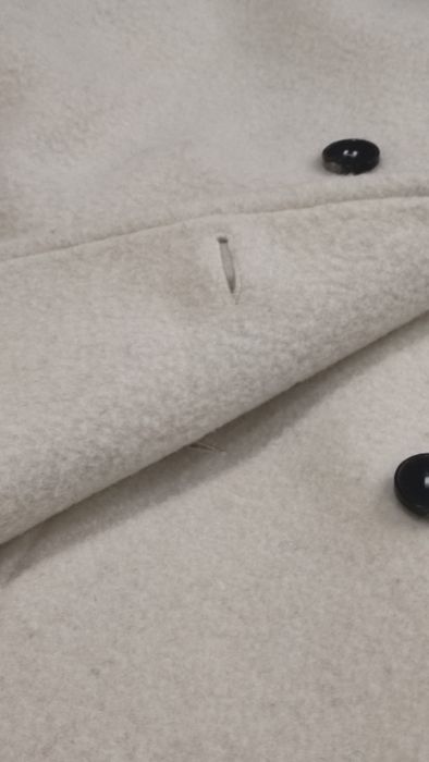 Чисто ново вълнено бяло палто