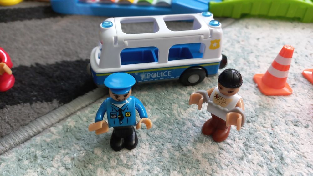 Дървени релси и влакче на батерии,строителна площадка,пожарна,и др.