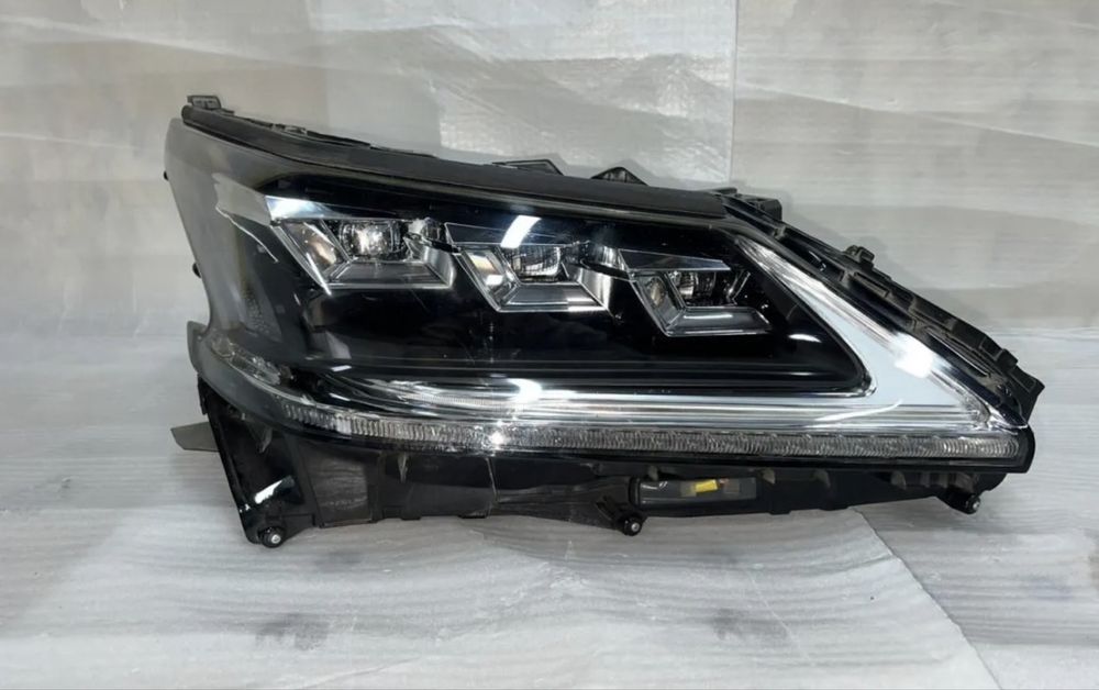 Фара правая на Lexux LX 570