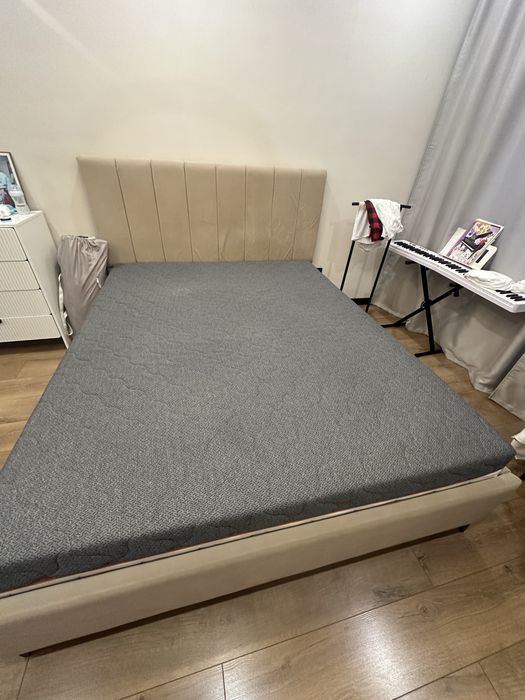 Продам кровать двуспальную +матрац