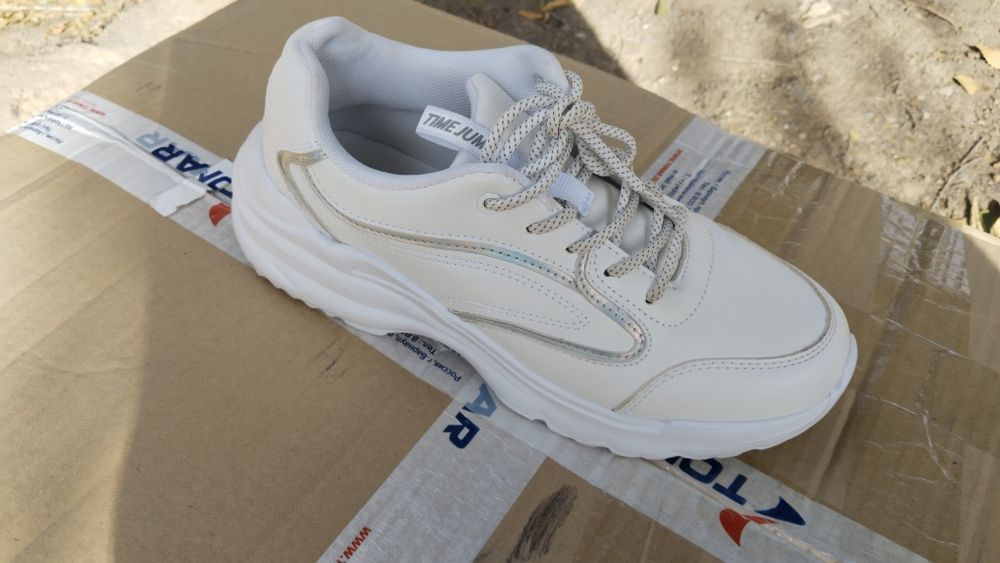 Кроссовки женские