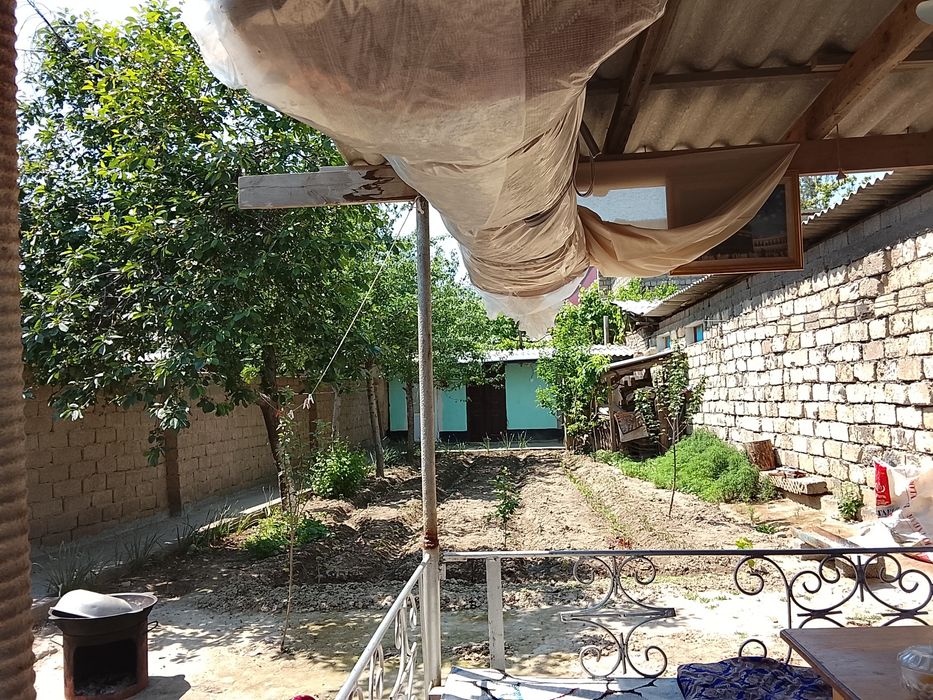 Hovli uy sotiladi