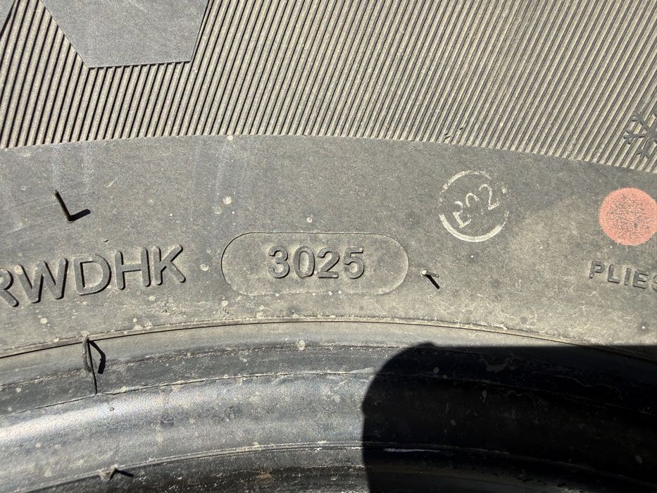 Продам зимнюю резину срочно .