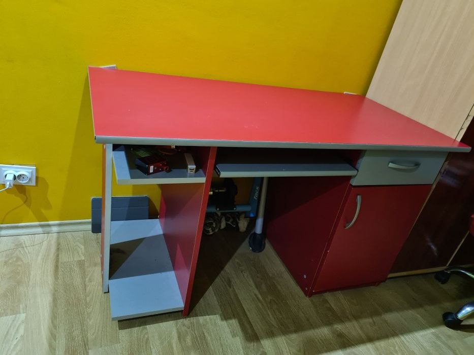 Birou roșu dormitor , camera copii