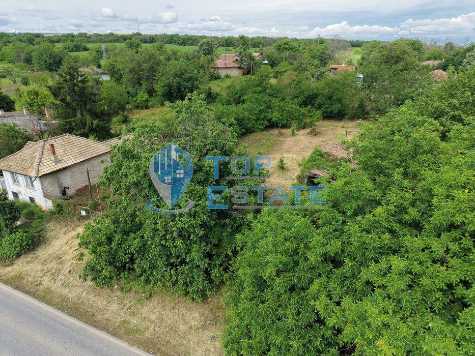 Парцел в регулация на главен път Русе - В. Търново в село Поликраище,