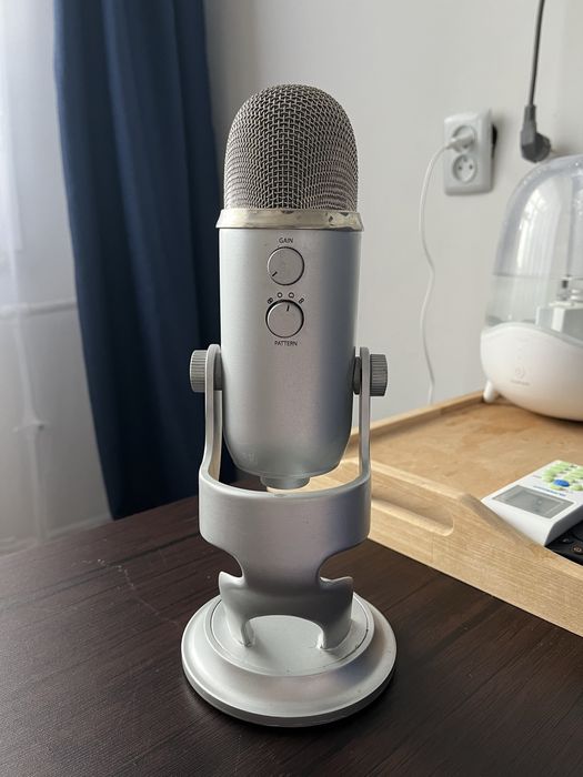 Микрофон Blue Yeti серебристый