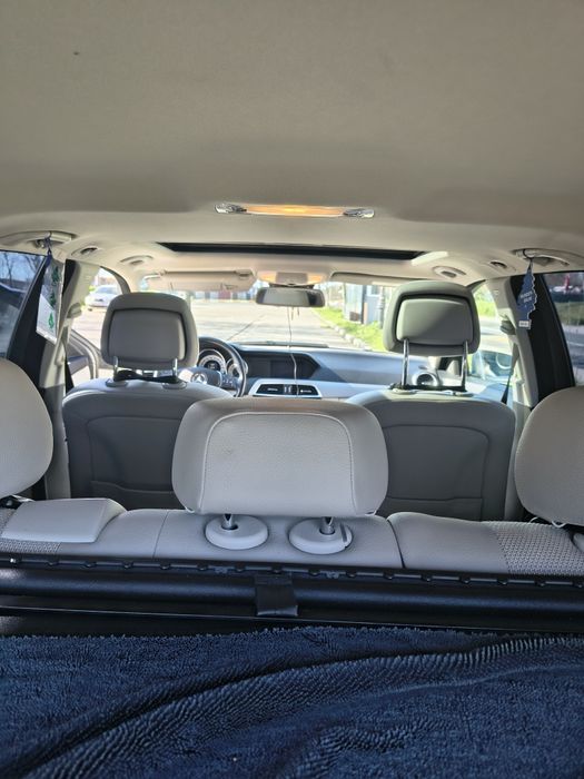 Mercedes Benz  breack de culoare alb