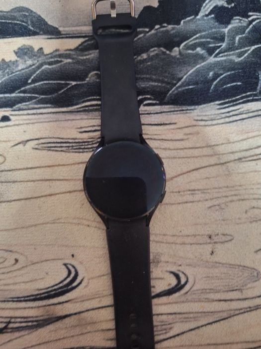 Samsung galaxy watch 4 44mm със допълнителна каишка и протектор