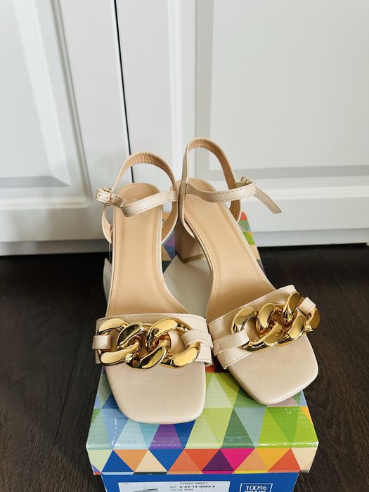 Sandale noi , papuci crem , numarul 39 , comode si elegante