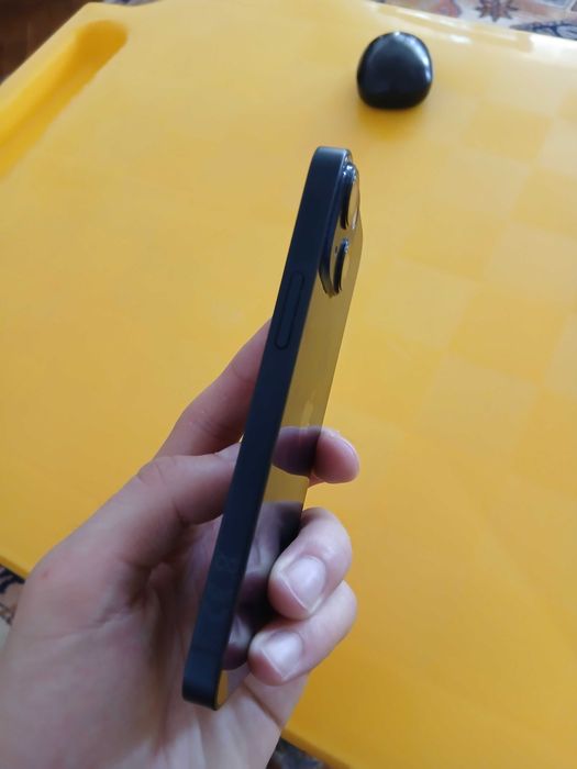 iphone 13 mini със съвсем леки следи от употреба