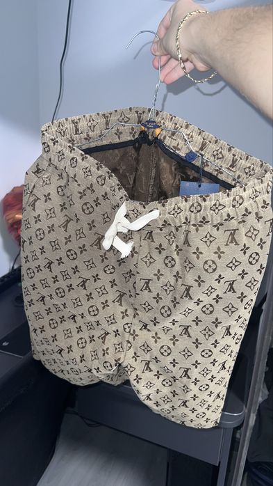 Pantaloni Scurti Louis Vuitton LV – Marimea L | Stare Noi