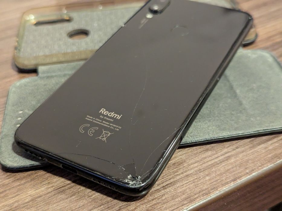 Redmi Note 7 с разбитыми стеклами.