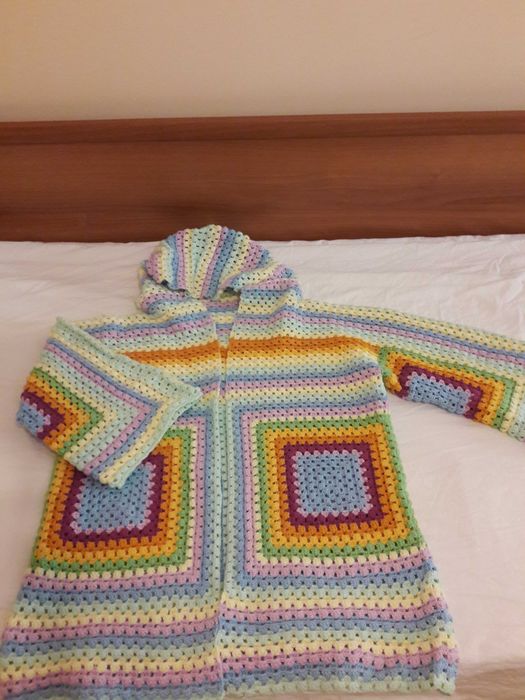 Жилетка ръчно плетена на една кука.