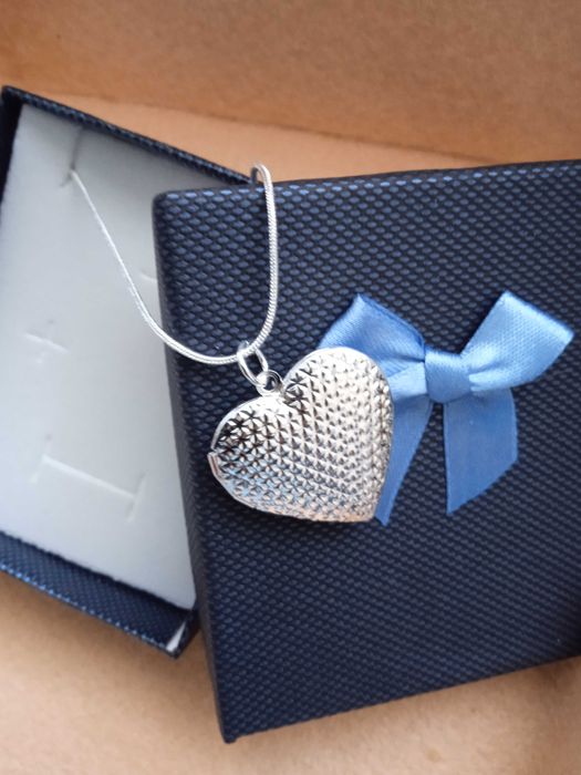 Ново, масивно дамско, сребърно колие с масивно сърце. В кутия.