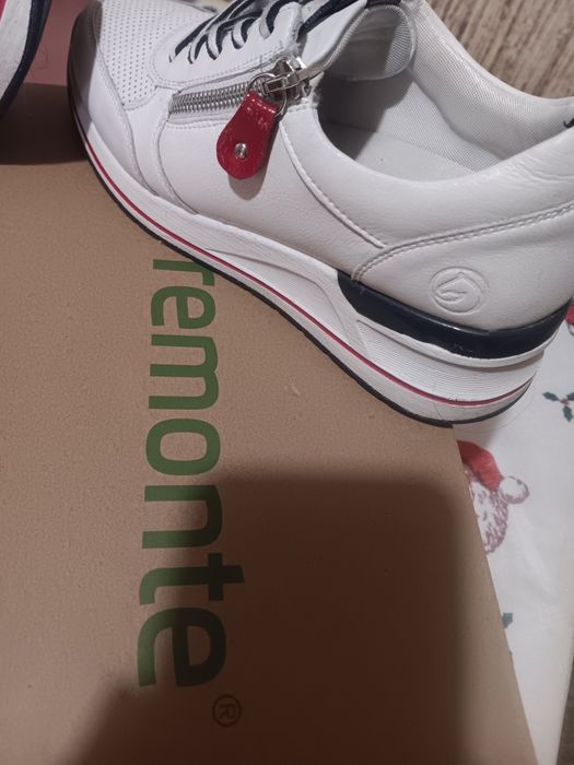 Продавам дамски сникърси
