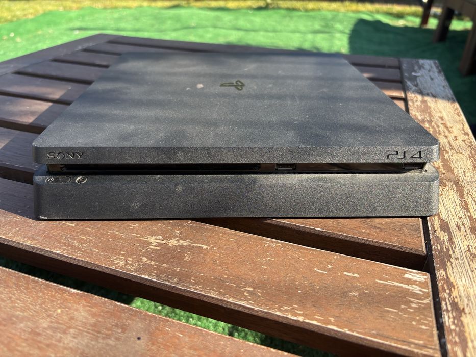 Vand Ps 4 cu 2 manete si 13 jocuri