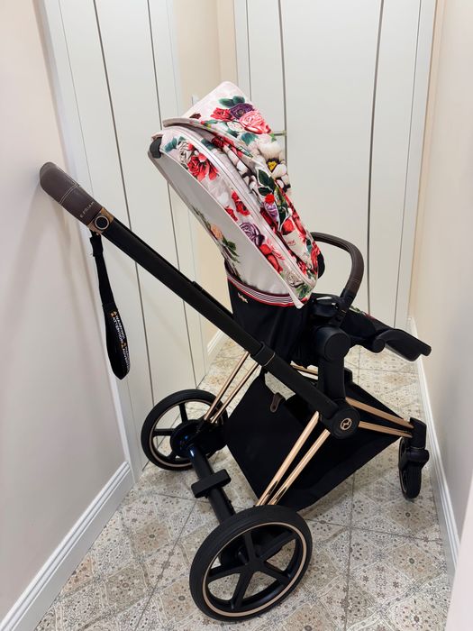 Бебешка количка Cybex Platinum E Priam 4 Rose Gold Spring Blossom Light с електрическо задвижване.