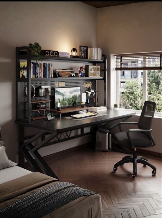 Компьютерный стол с полками и металлическим каркасом