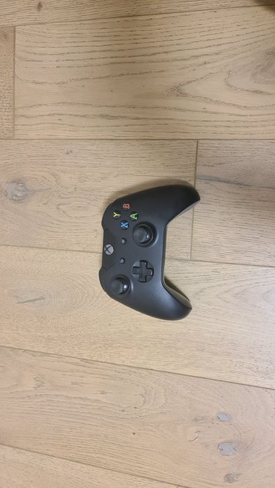 Vând Xbox one 500 Gb