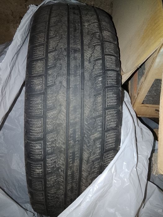 Продам комплект зимний  резины  ROAD STONE